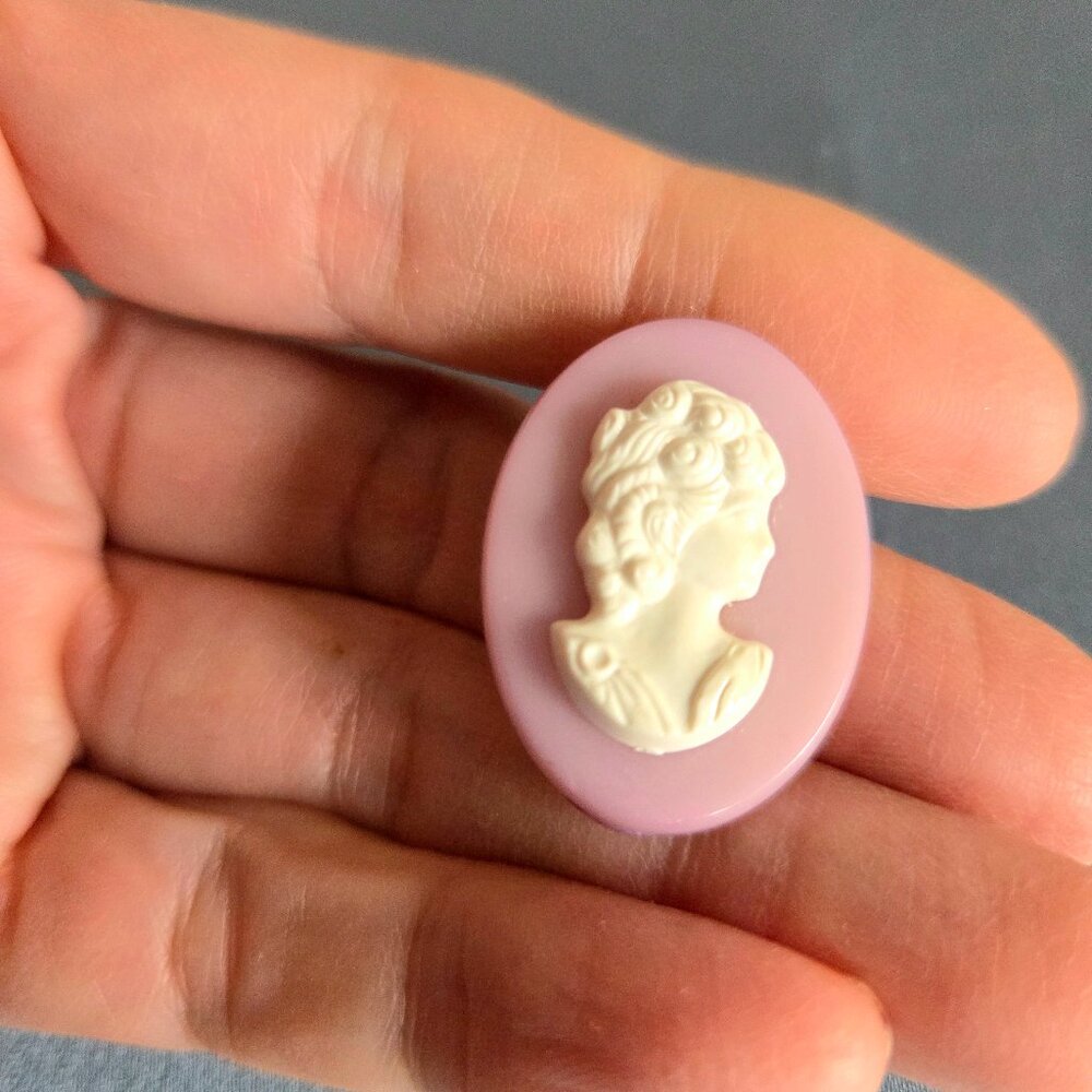 Plastic cameo brooch/pin